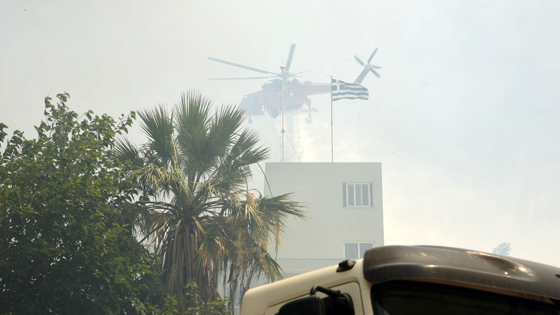 Μεγάλη φωτιά στην Πάτρα – Εκκενώθηκαν Καραμανδάνειο, Γηροκομείο και το ίδρυμα «Μέριμνα»-5