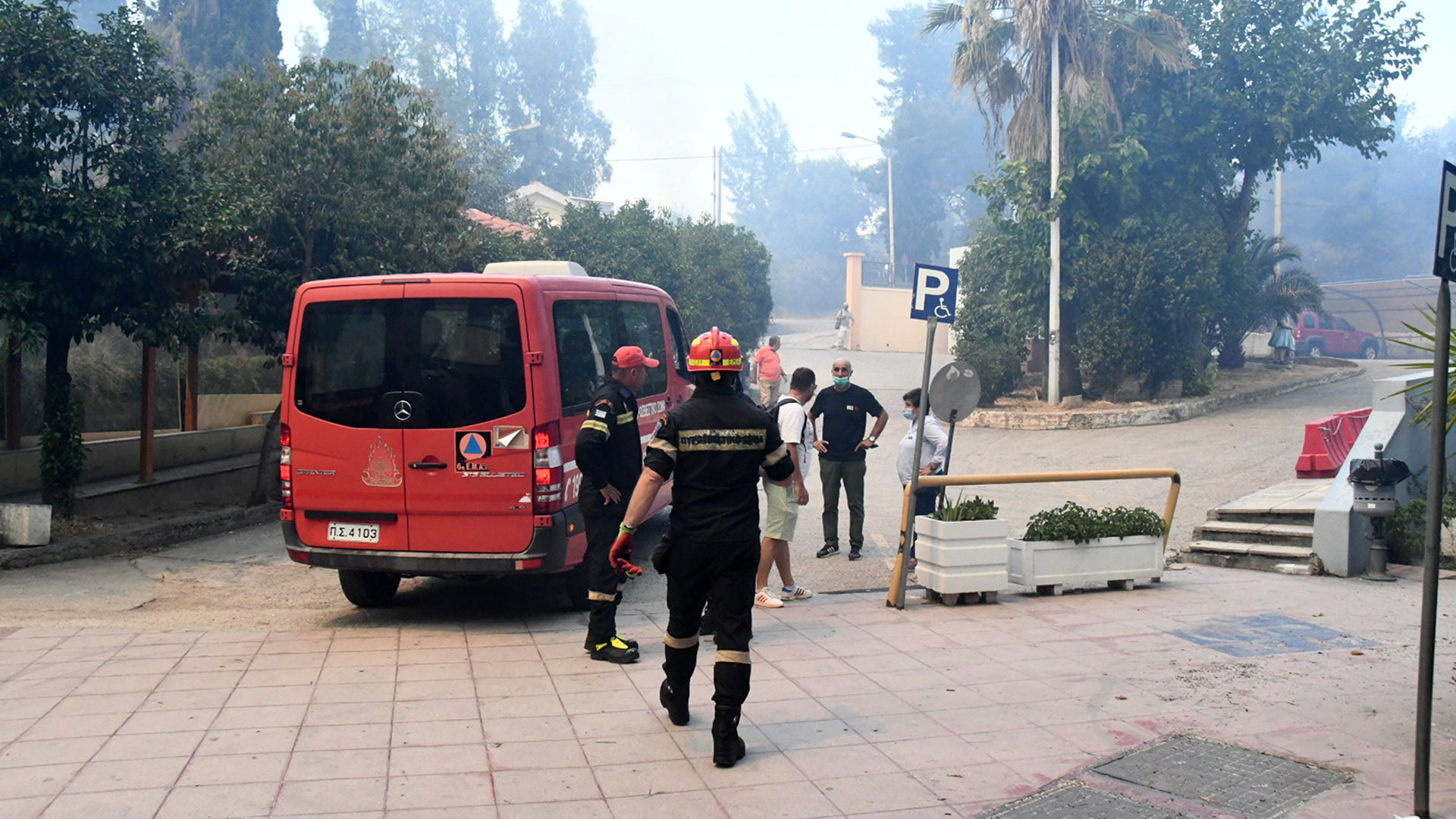 Μεγάλη φωτιά στην Πάτρα – Εκκενώθηκαν Καραμανδάνειο, Γηροκομείο και το ίδρυμα «Μέριμνα»-14