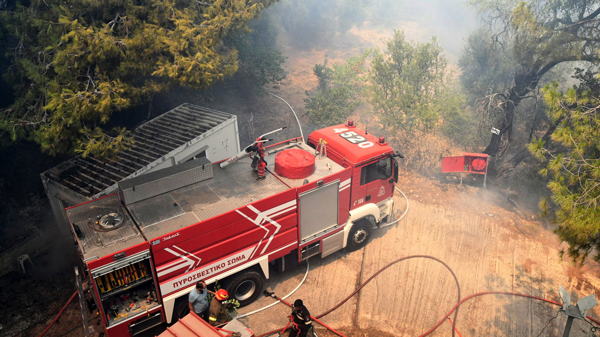 Μεγάλη φωτιά στην Πάτρα – Εκκενώθηκαν Καραμανδάνειο, Γηροκομείο και το ίδρυμα «Μέριμνα»-11