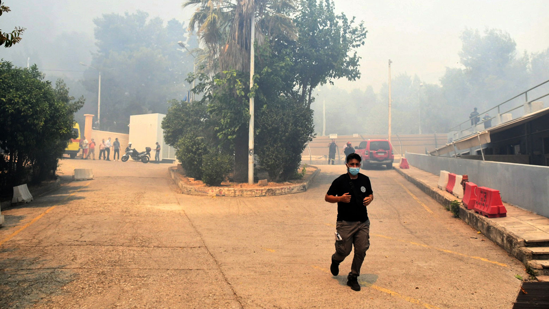 Μεγάλη φωτιά στην Πάτρα – Εκκενώθηκαν Καραμανδάνειο, Γηροκομείο και το ίδρυμα «Μέριμνα»-15
