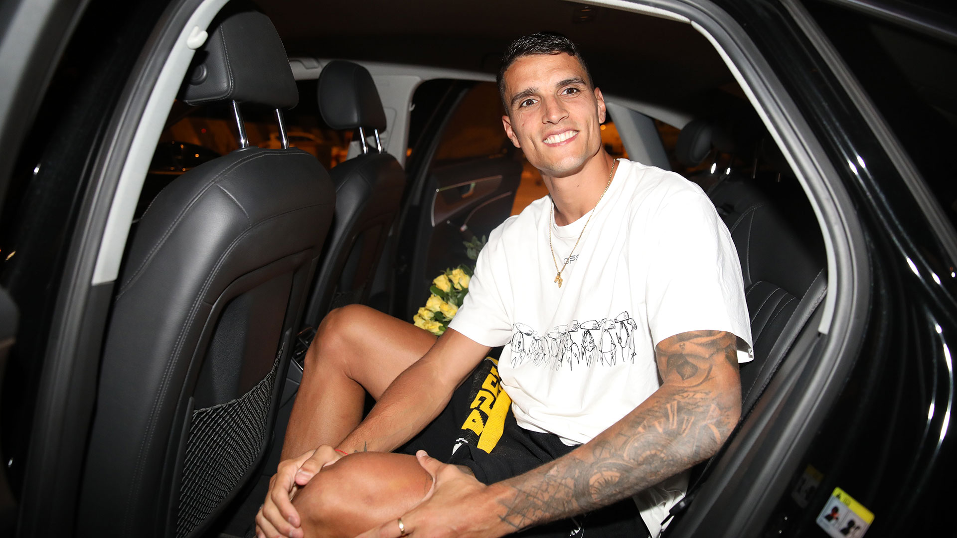 Ερικ Λαμέλα: Υποδοχή από 2.000 οπαδούς της ΑΕΚ στο αεροδρόμιο-1