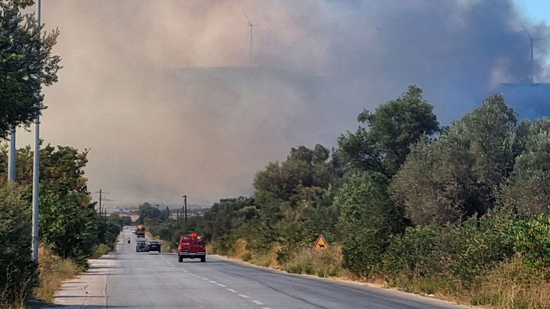 Φωτιά: Δύσκολη νύχτα στην Εύβοια – Μάχη με ισχυρούς ανέμους-16