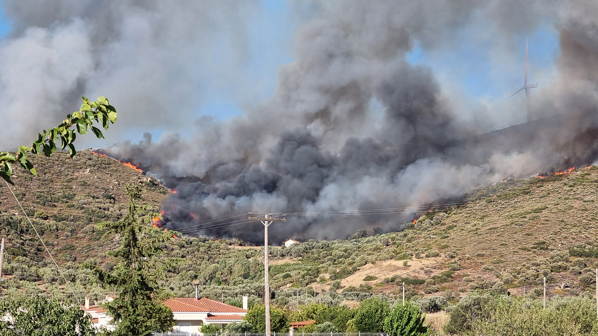 Μαίνεται η φωτιά στην Εύβοια – Νέα μηνύματα από το 112-1