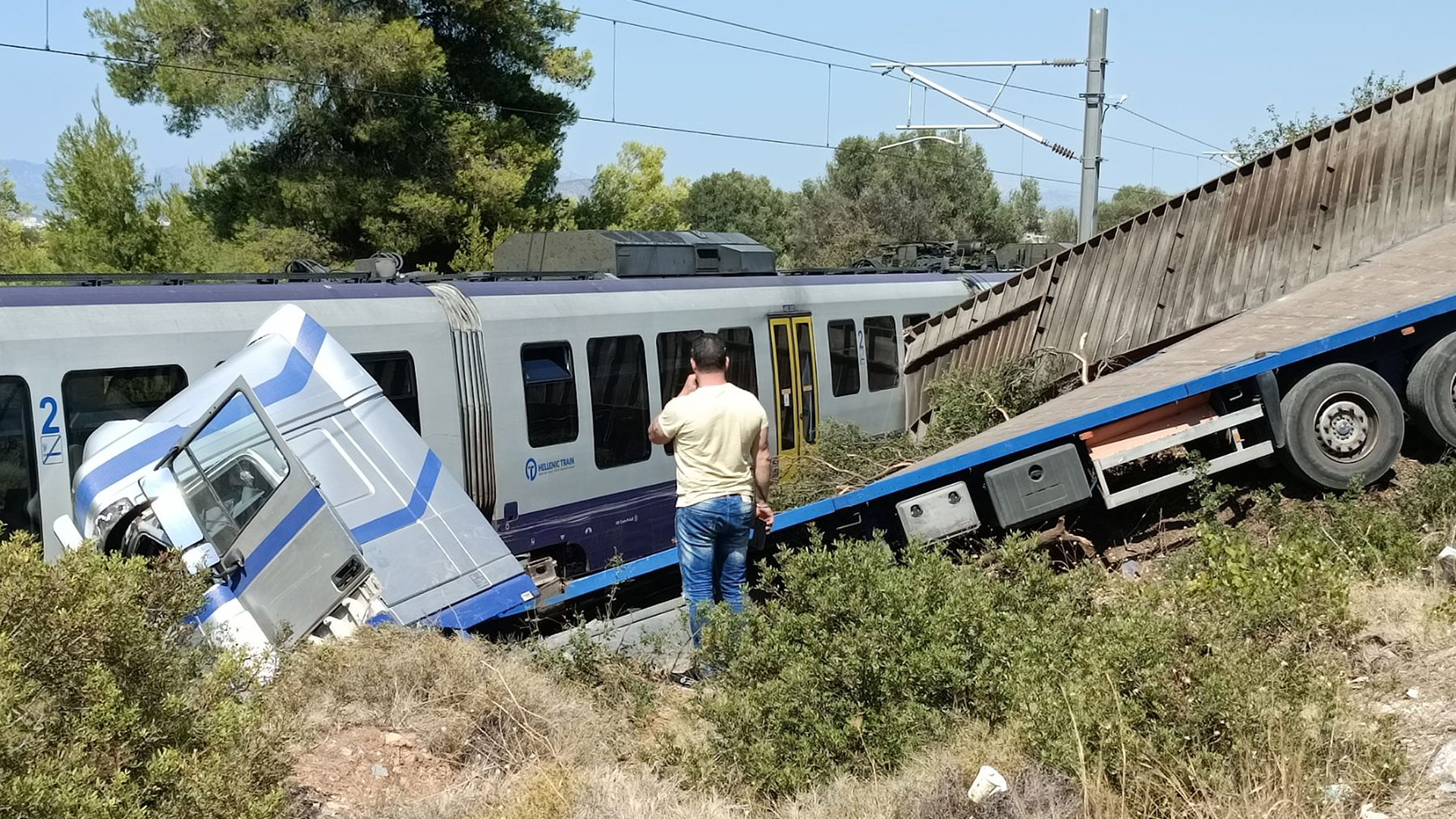 Αυλίδα: Σύγκρουση τρένου με φορτηγό – Τρεις τραυματίες-8