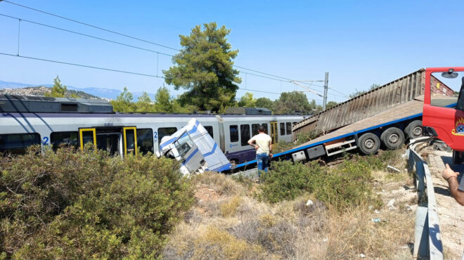 αυλίδα-σύγκρουση-τρένου-με-φορτηγό-563151250