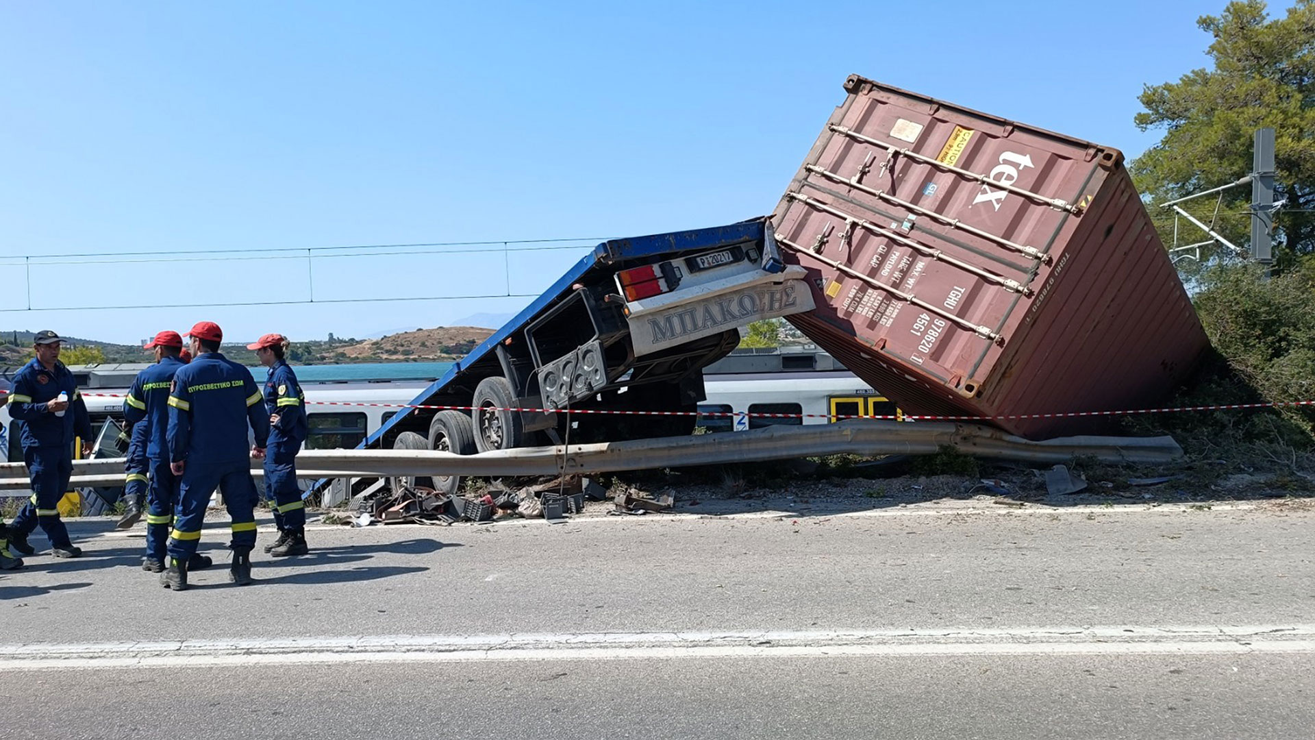 Αυλίδα: Σύγκρουση τρένου με φορτηγό – Τρεις τραυματίες-7