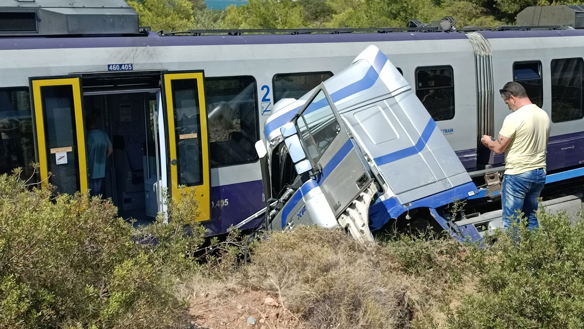Αυλίδα: Σύγκρουση τρένου με φορτηγό – Τρεις τραυματίες-6