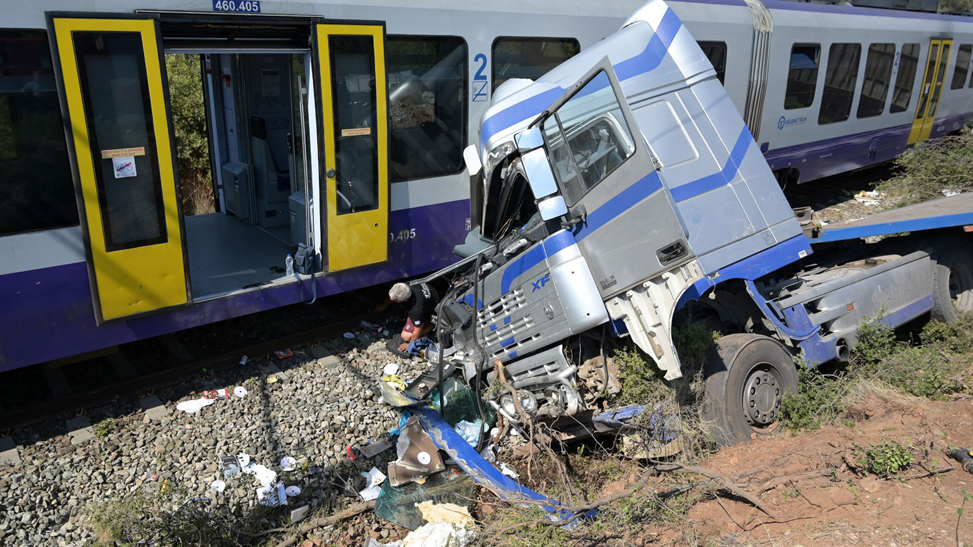 Αυλίδα: Σύγκρουση τρένου με φορτηγό – Τρεις τραυματίες-1