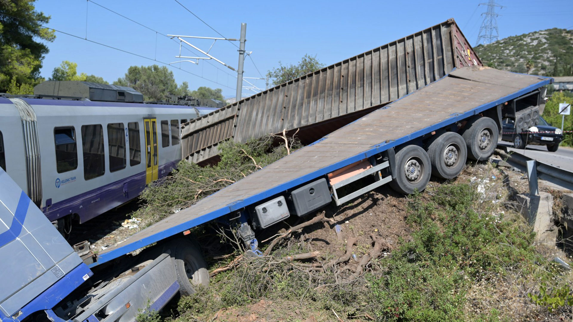 Αυλίδα: Σύγκρουση τρένου με φορτηγό – Τρεις τραυματίες-4