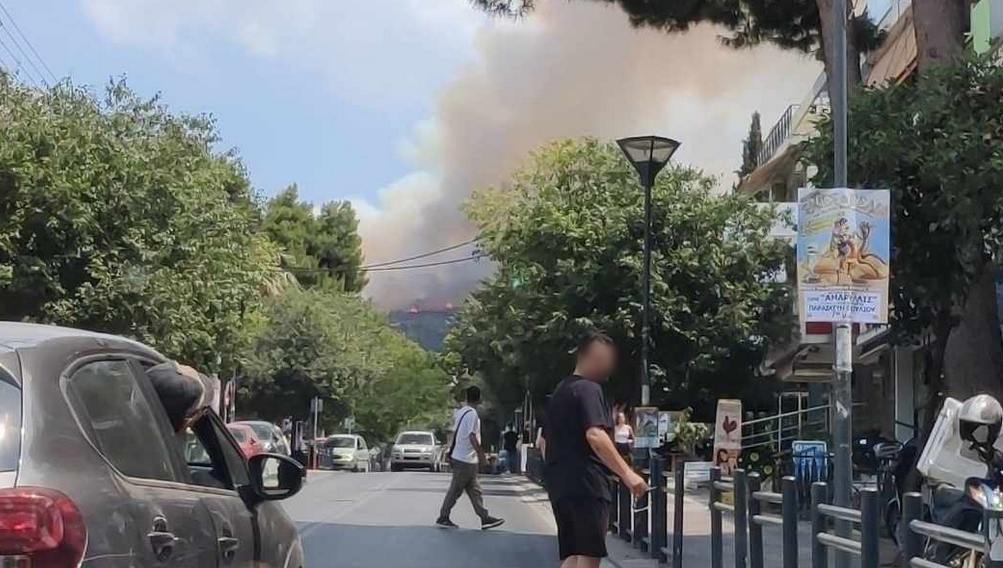 Φωτιά στα Γλυκά Νερά: Επιχειρούν ισχυρές δυνάμεις, μήνυμα από το 112-4