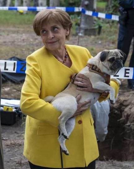 Τηλεοπτική σειρά: Η «Μις Μέρκελ» και ο σκύλος της, Πούτιν-1