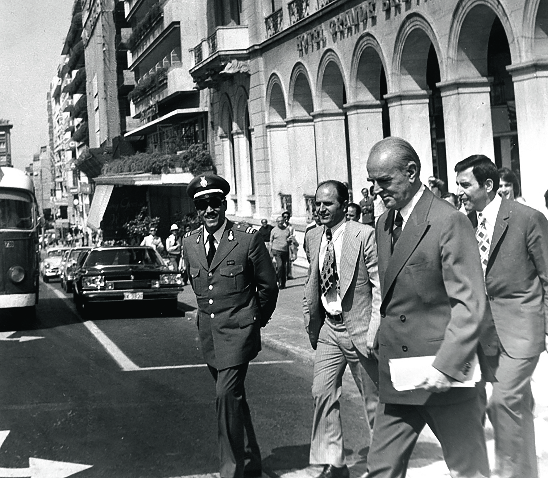 «Απέξω ο κόσμος να γιορτάζει για την έλευση του Καραμανλή και της δημοκρατίας, κι εγώ στο συνοδευτικό της ασφάλειας να ακούω ύβρεις και απειλές»-5