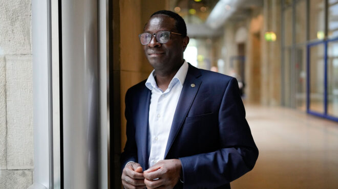 γερμανία-bουλευτής-σύμβολο-θύμα-ρατσι-563111134