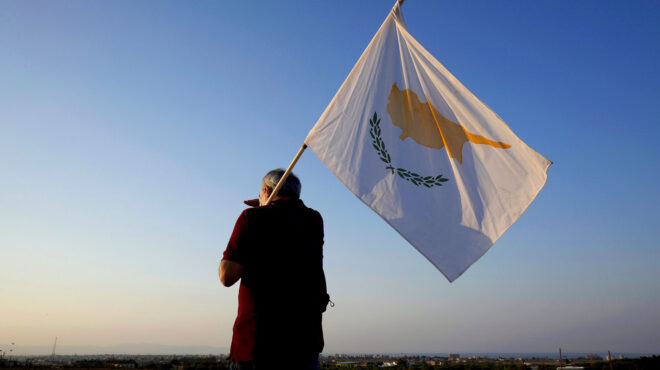 νεφώσεις-πάνω-από-τα-ήρεμα-νερά-τω-563136178