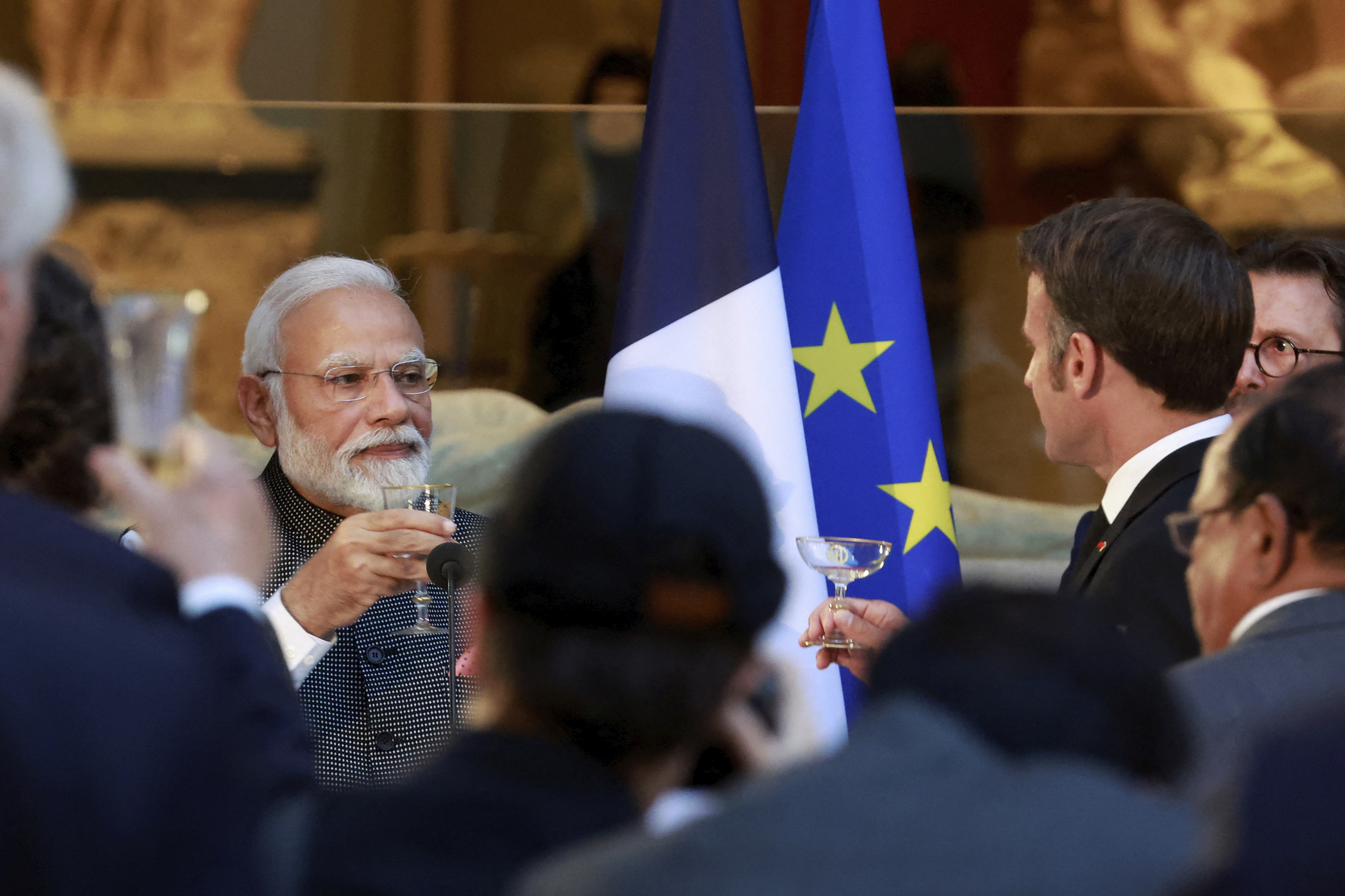 Οι «βασιλικές» δεξιώσεις του Μακρόν και η τρύπα των 8 εκατ. στο Ελιζέ-1