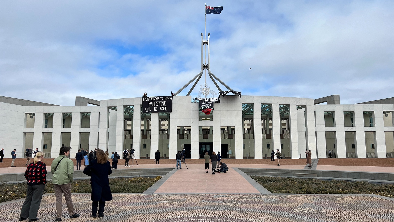 Αυστραλία: Φιλοπαλαιστίνιοι διαδηλωτές κρέμασαν πανό στην οροφή του Κοινοβουλίου-1