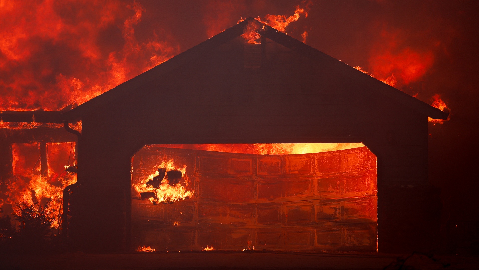 Τεράστιες πυρκαγιές σε Καλιφόρνια και Καναδά πλήττουν κατοικημένες περιοχές (εικόνες)-1