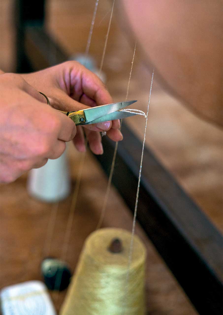 Η αυτοδίδακτη υφάντρα της Μυκόνου που εκτρέφει μεταξοσκώληκες-2