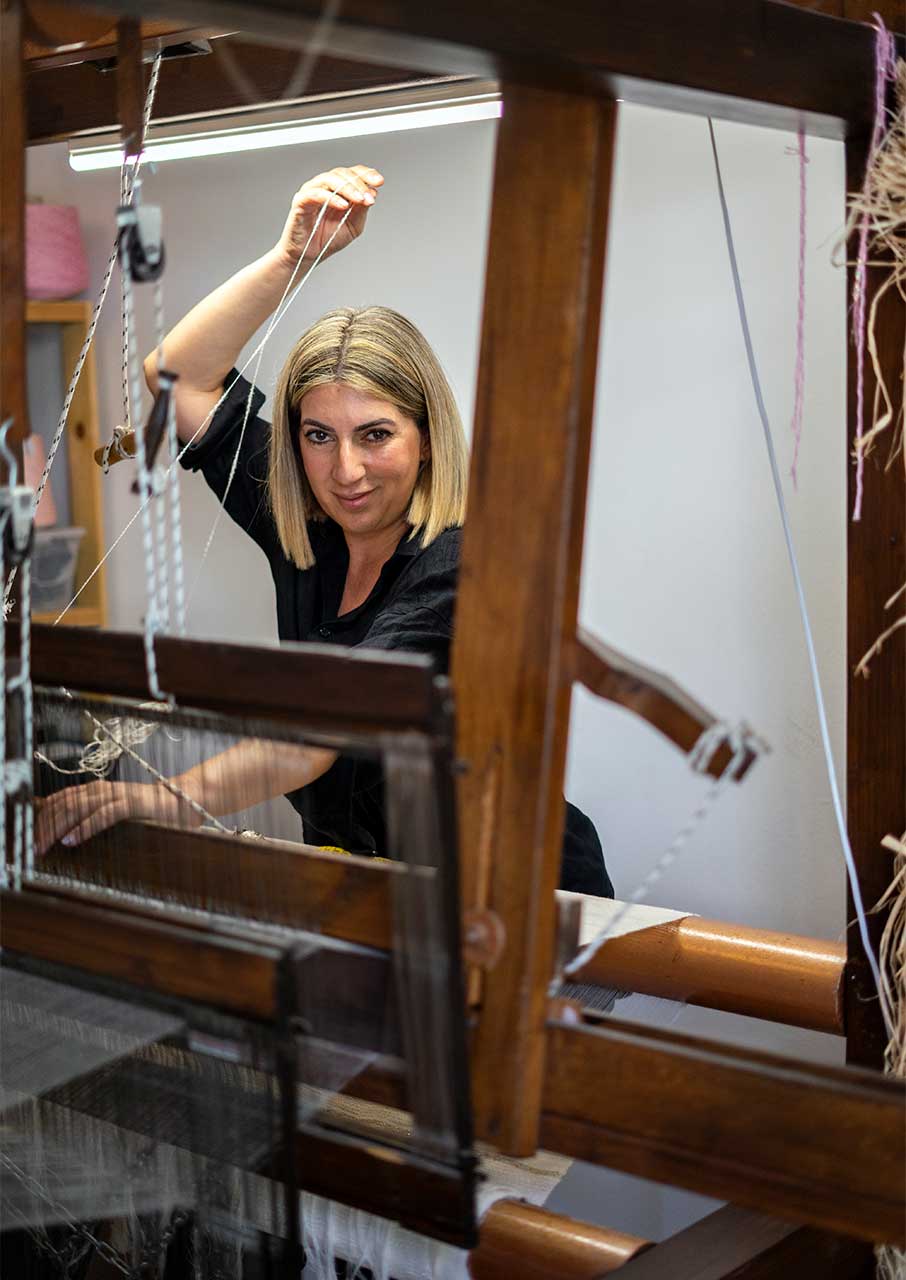 Η αυτοδίδακτη υφάντρα της Μυκόνου που εκτρέφει μεταξοσκώληκες-1