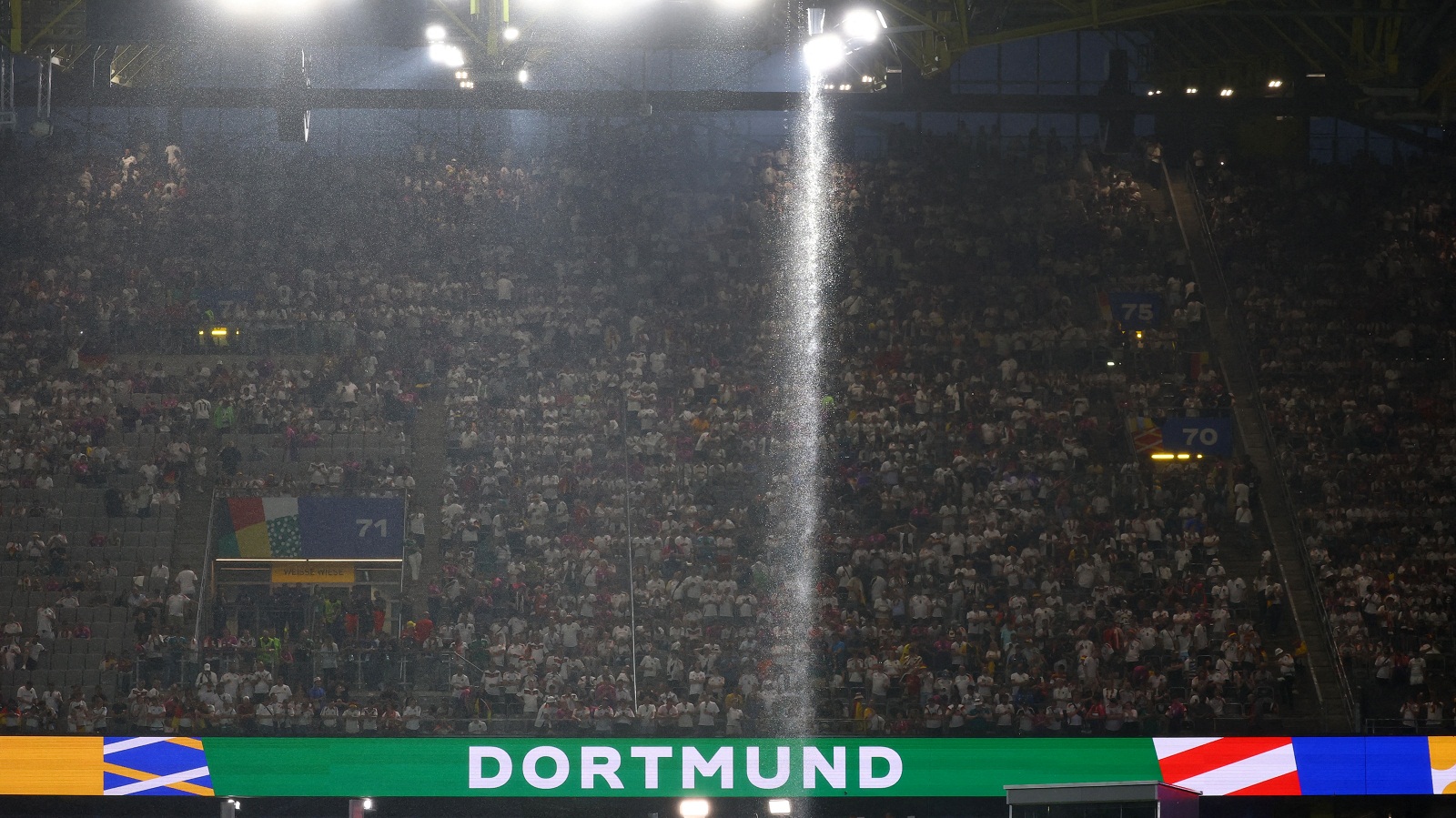 Euro 2024: Μασκοφόρος στην οροφή καθυστερεί αγώνα στη Γερμανία-1