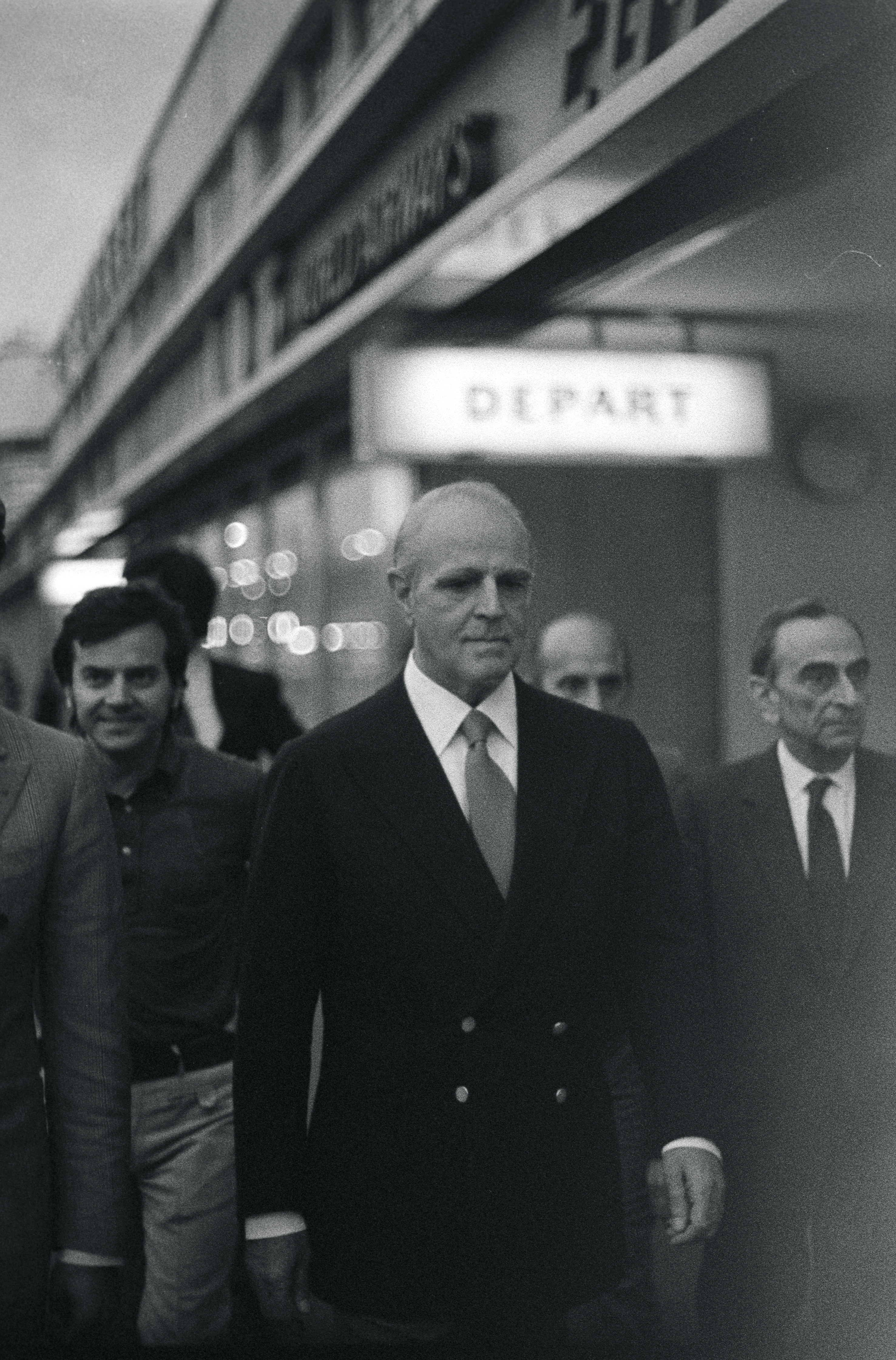 «Απέξω ο κόσμος να γιορτάζει για την έλευση του Καραμανλή και της δημοκρατίας, κι εγώ στο συνοδευτικό της ασφάλειας να ακούω ύβρεις και απειλές»-2