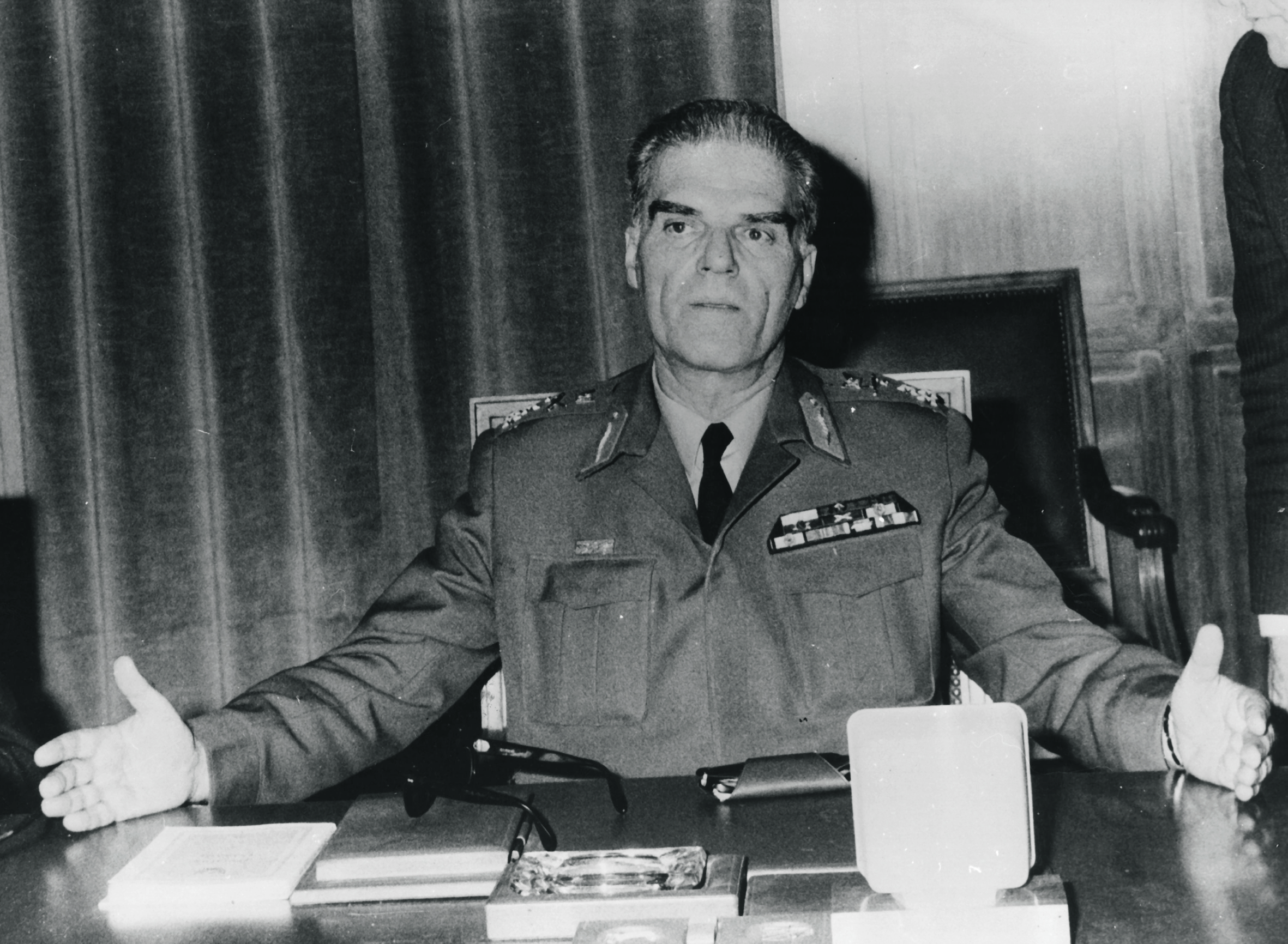 «Απέξω ο κόσμος να γιορτάζει για την έλευση του Καραμανλή και της δημοκρατίας, κι εγώ στο συνοδευτικό της ασφάλειας να ακούω ύβρεις και απειλές»-3