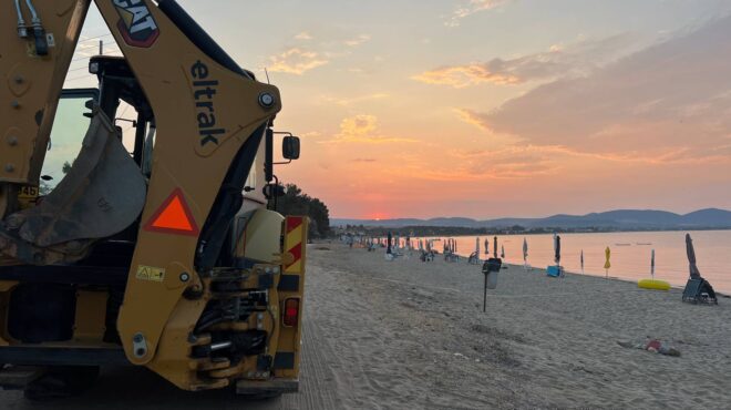 πολύγυρος-ξαπλώστρες-και-ομπρέλες-απ-563139337