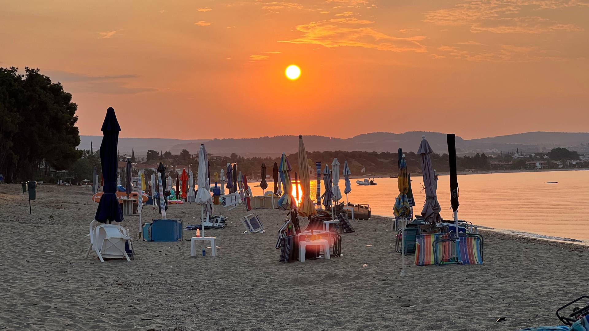 Πολύγυρος: Ξαπλώστρες και ομπρέλες απομάκρυνε ο δήμος από την παραλία των Καλυβών-1