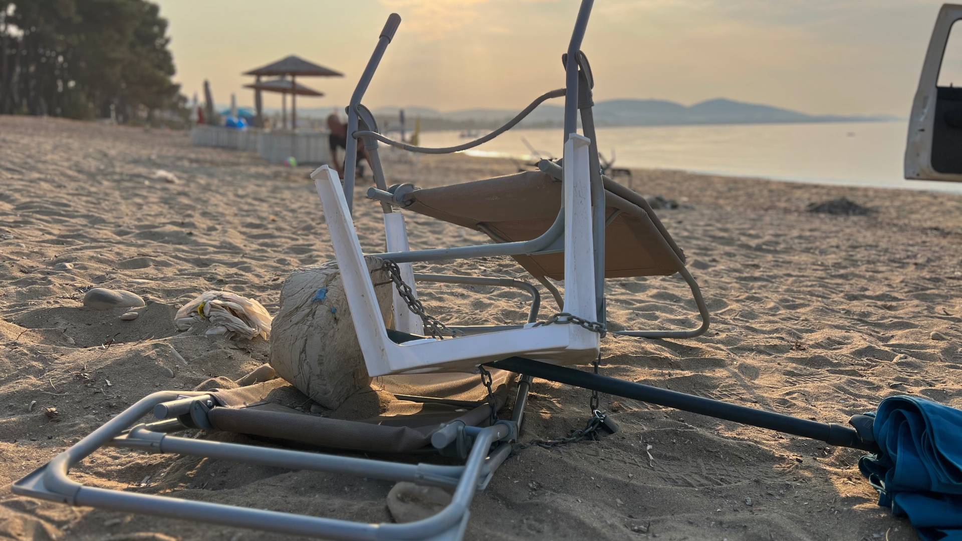 Πολύγυρος: Ξαπλώστρες και ομπρέλες απομάκρυνε ο δήμος από την παραλία των Καλυβών-2