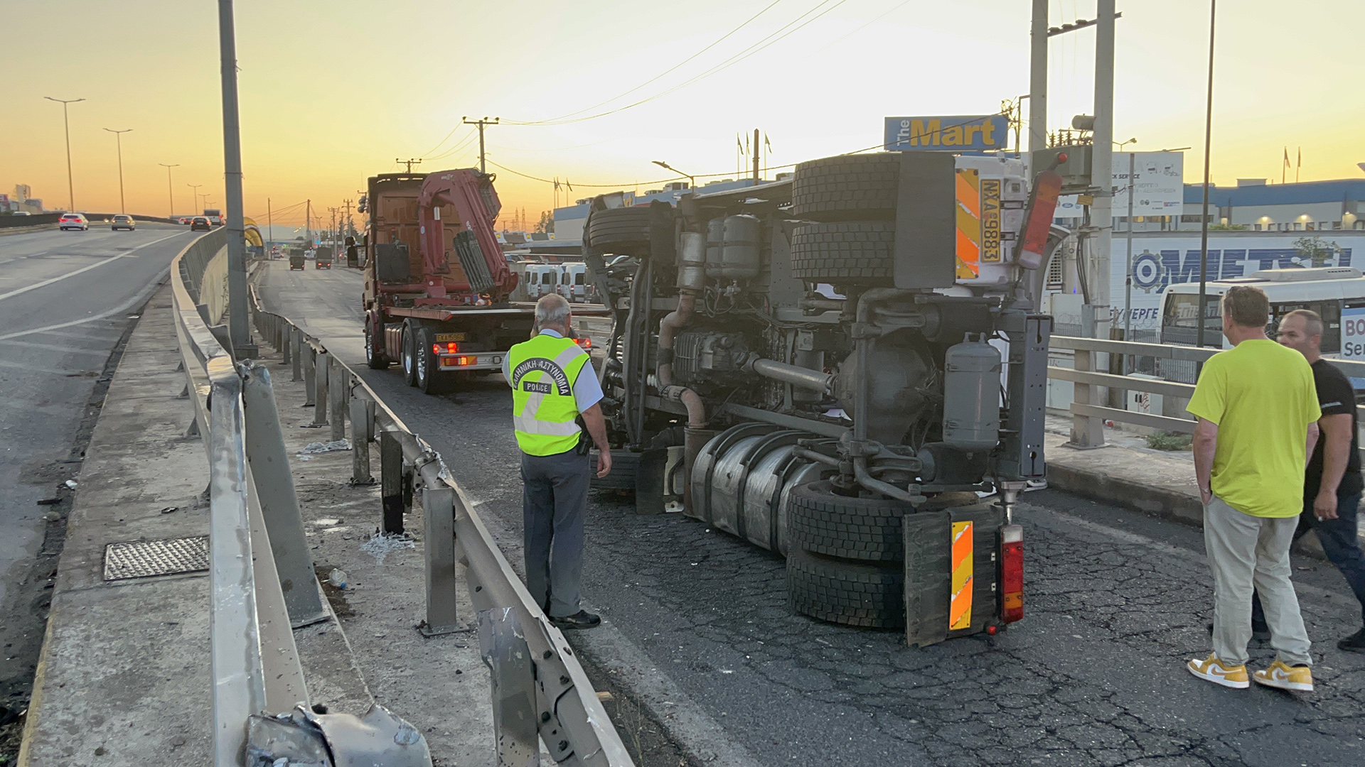 Ανατροπή φορτηγού στον Κηφισό-1