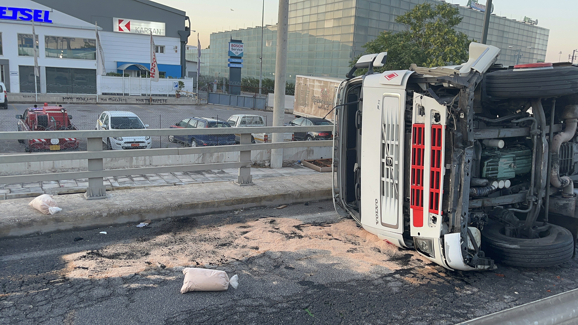 Ανατροπή φορτηγού στον Κηφισό-2
