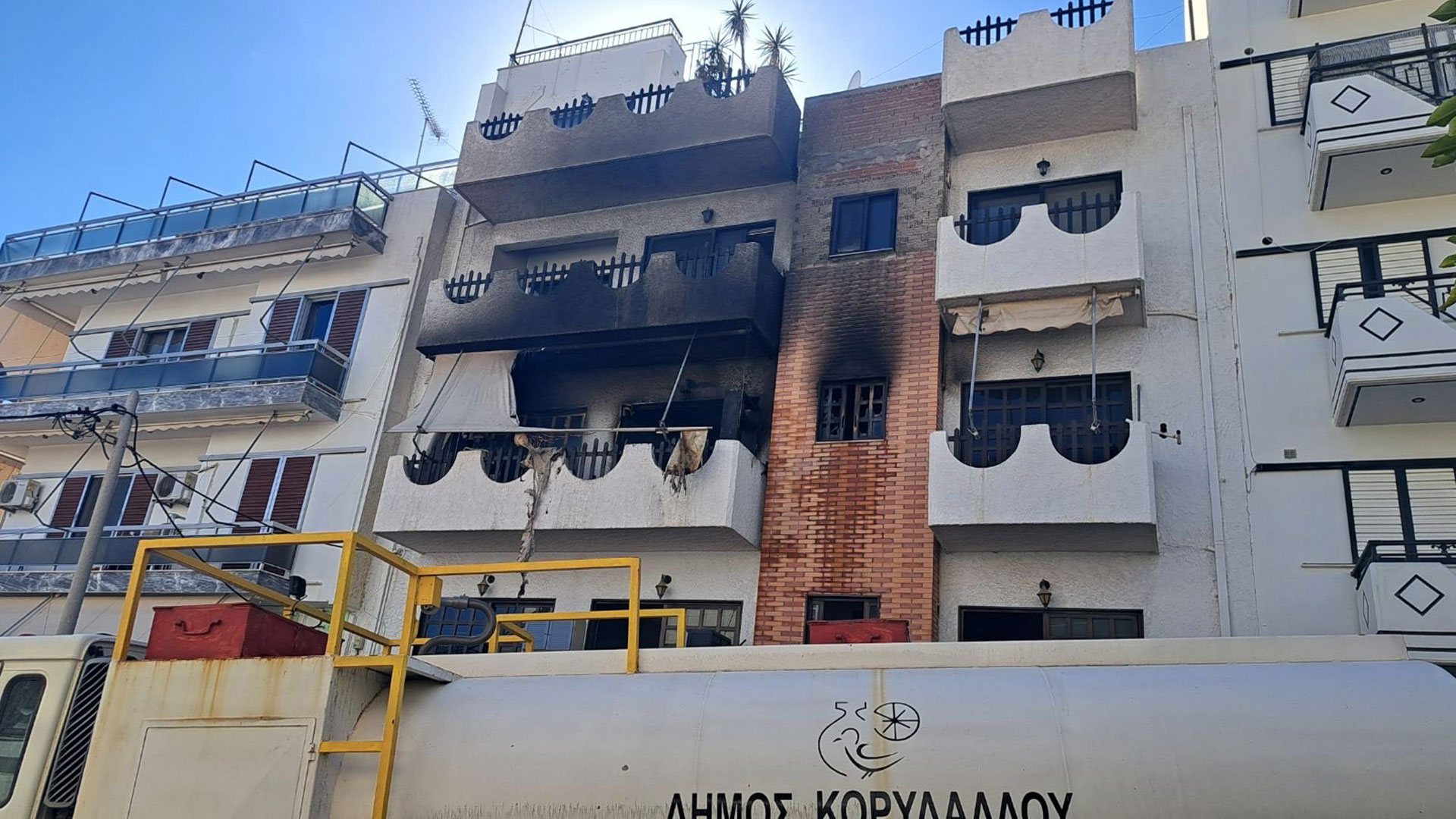 Νίκαια: Φωτιά σε διαμέρισμα – Απεγκλωβίστηκαν τρία άτομα-1