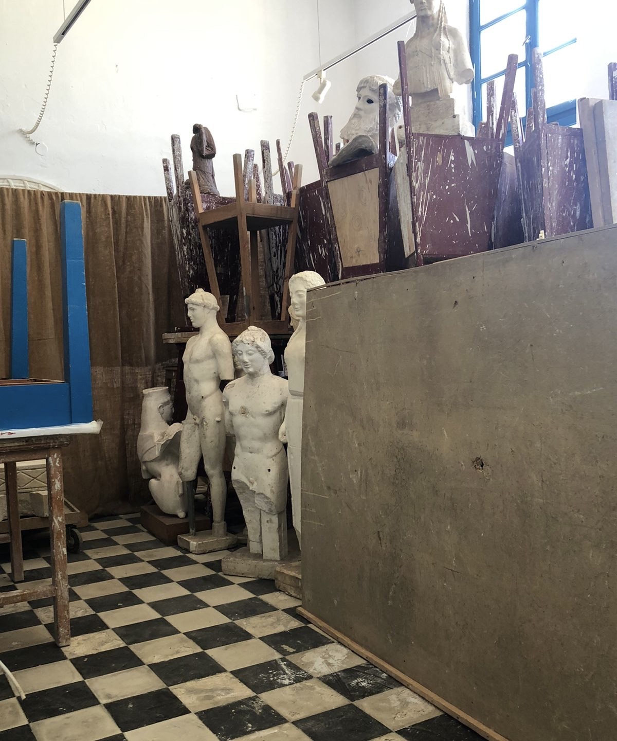 Τι γυρεύουν εκατοντάδες γλυπτά στα σοκάκια της Τήνου;-2