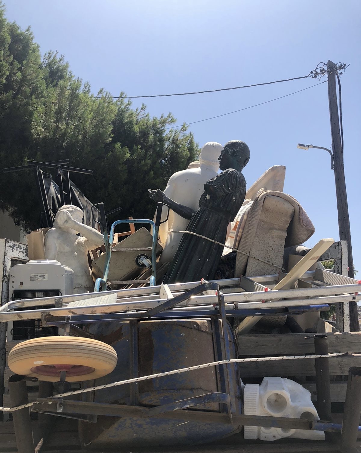 Τι γυρεύουν εκατοντάδες γλυπτά στα σοκάκια της Τήνου;-1