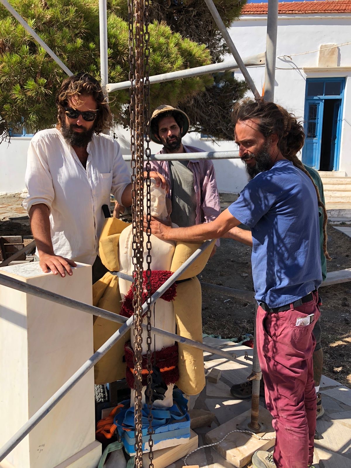 Τι γυρεύουν εκατοντάδες γλυπτά στα σοκάκια της Τήνου;-3