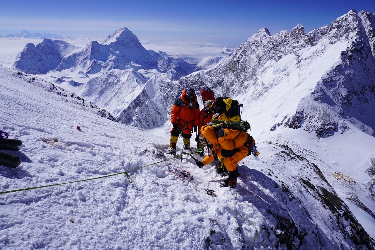 Εβερεστ: Ανασύροντας σκουπίδια και «παγωμένους ορειβάτες» από τη Ζώνη Θανάτου-2