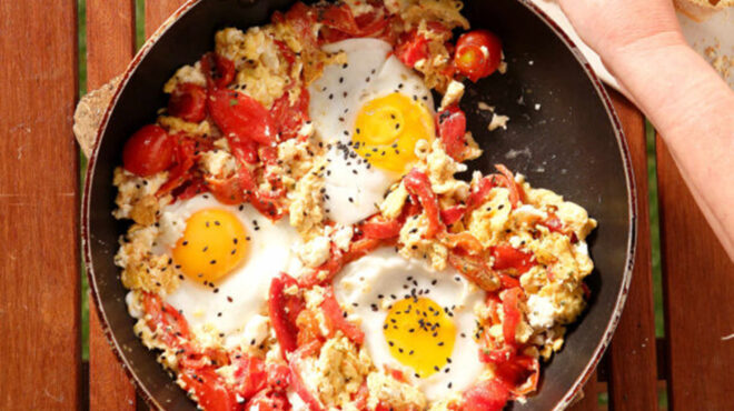 ημι-στραπατσάδα-με-φέτα-πιπεριές-φλω-563116852