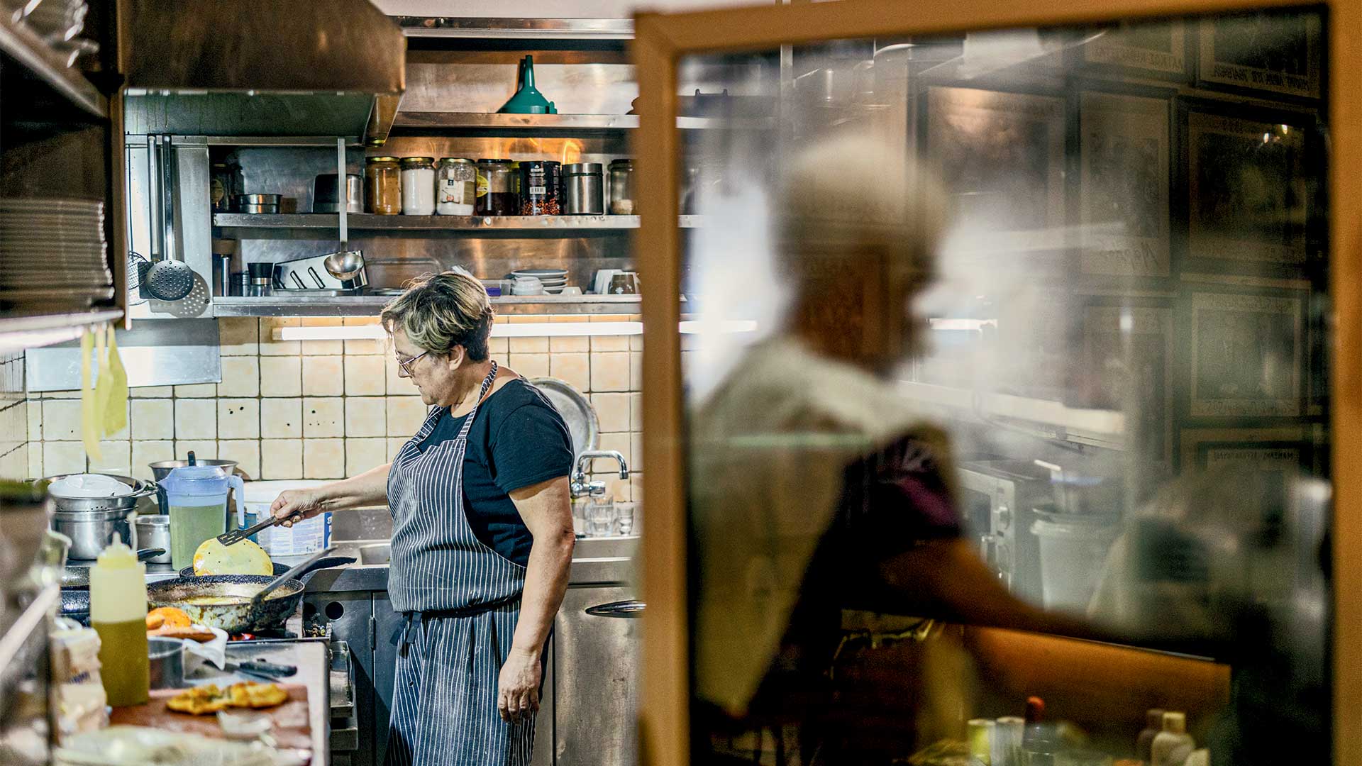 Κρήτη: Στους καφενέδες του Ηρακλείου όλοι γίνονται μια παρέα-3