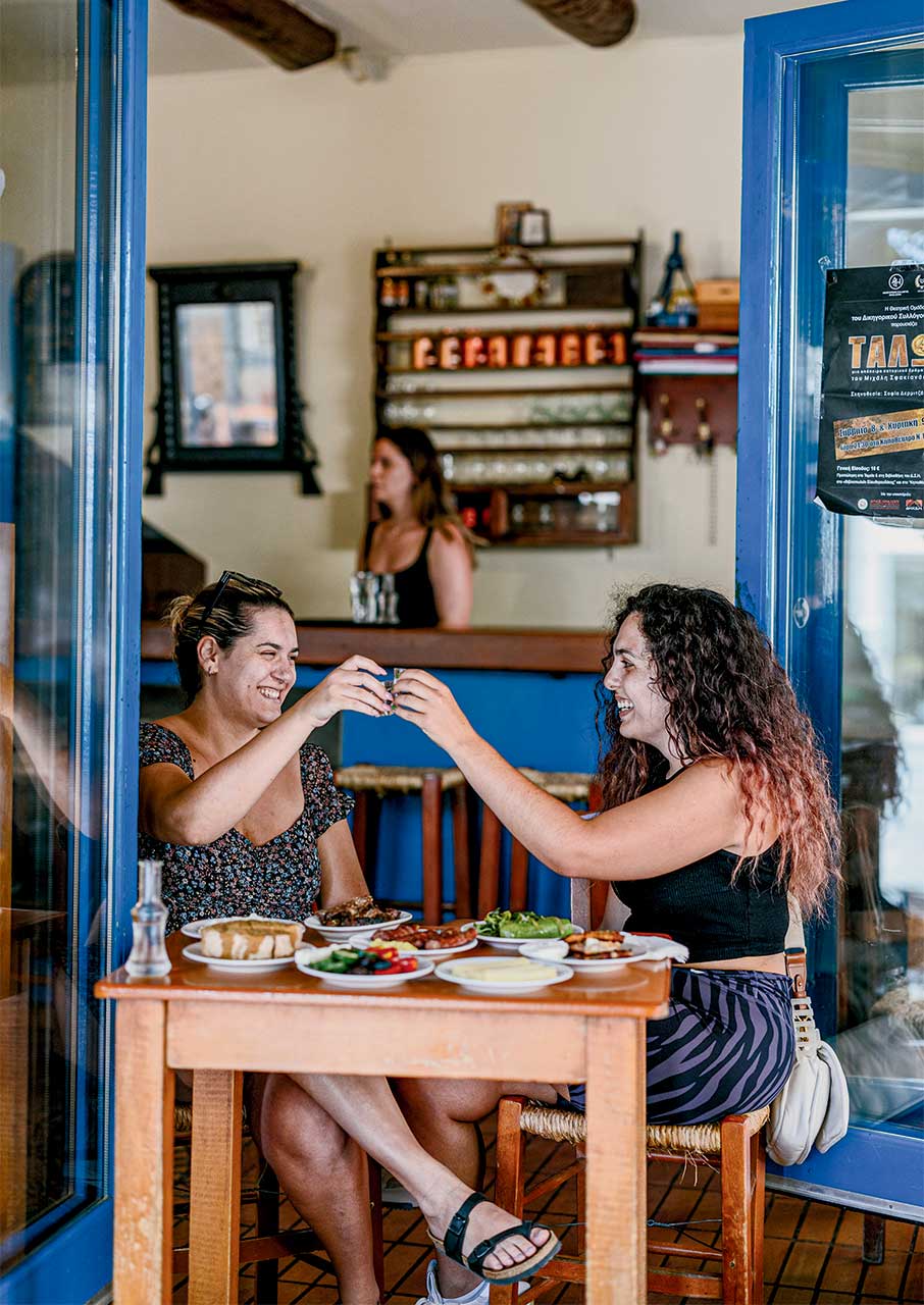 Κρήτη: Στους καφενέδες του Ηρακλείου όλοι γίνονται μια παρέα-1