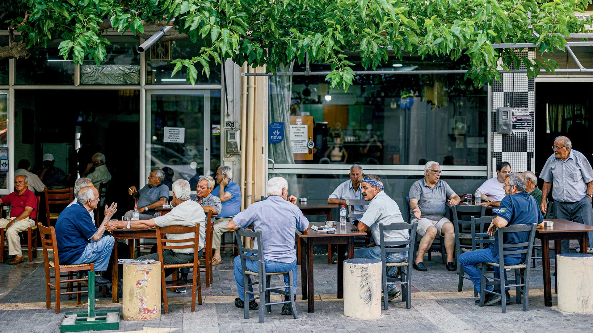Κρήτη: Στους καφενέδες του Ηρακλείου όλοι γίνονται μια παρέα-2