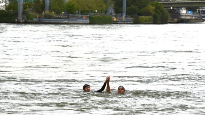 με-μια-βουτιά-στον-σηκουάνα-ξορκίζει-τ-563125651