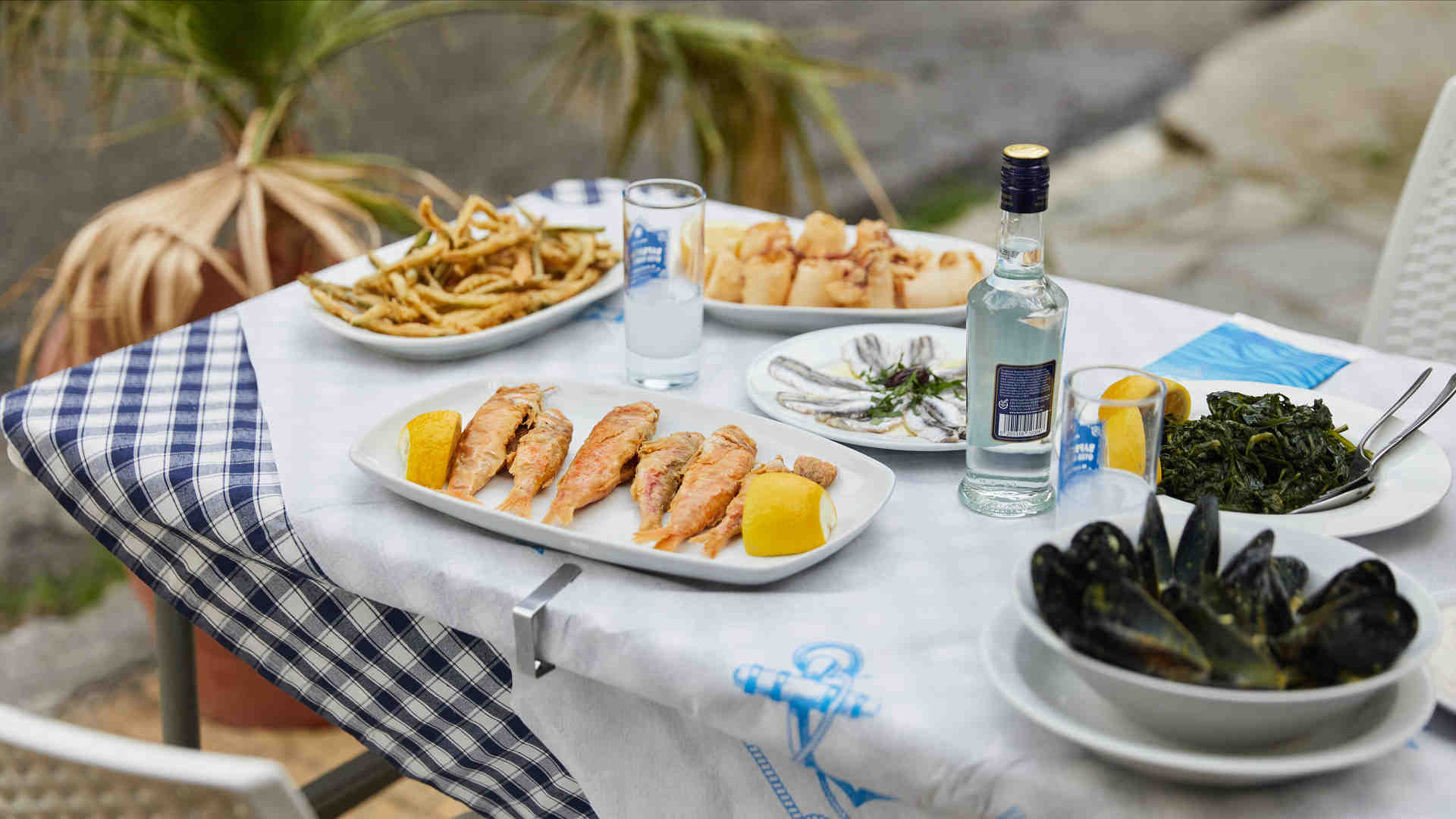 Τραπεζάκια έξω: 32 στέκια για φαγητό και ποτό με την Αθήνα για σκηνικό-32