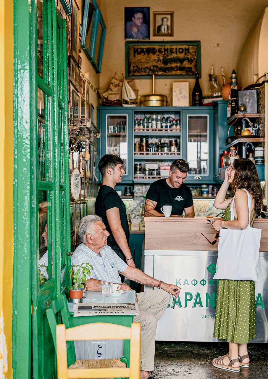 Κρήτη: Στους καφενέδες του Ηρακλείου όλοι γίνονται μια παρέα-4