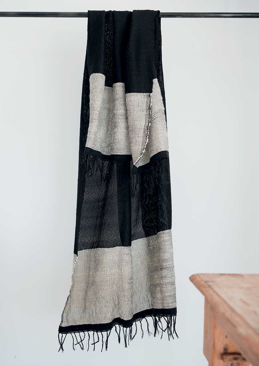 Η αυτοδίδακτη υφάντρα της Μυκόνου που εκτρέφει μεταξοσκώληκες-3