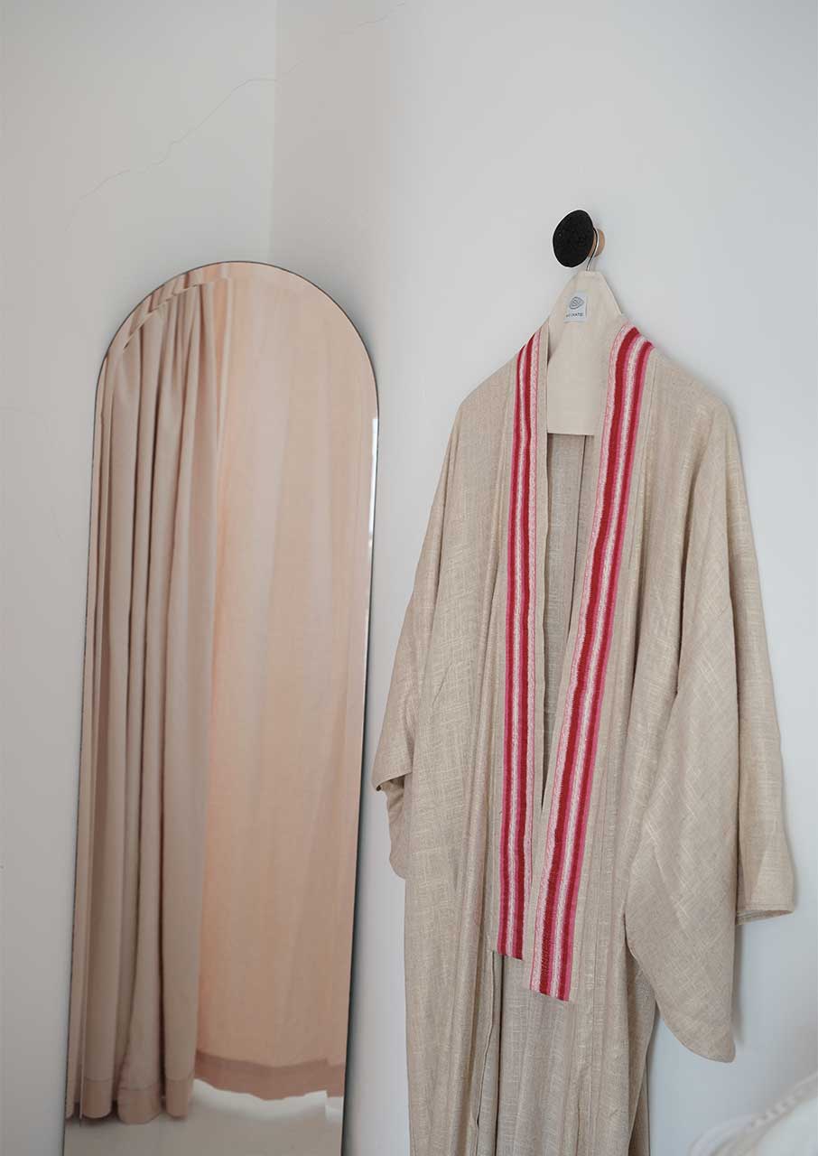 Η αυτοδίδακτη υφάντρα της Μυκόνου που εκτρέφει μεταξοσκώληκες-4