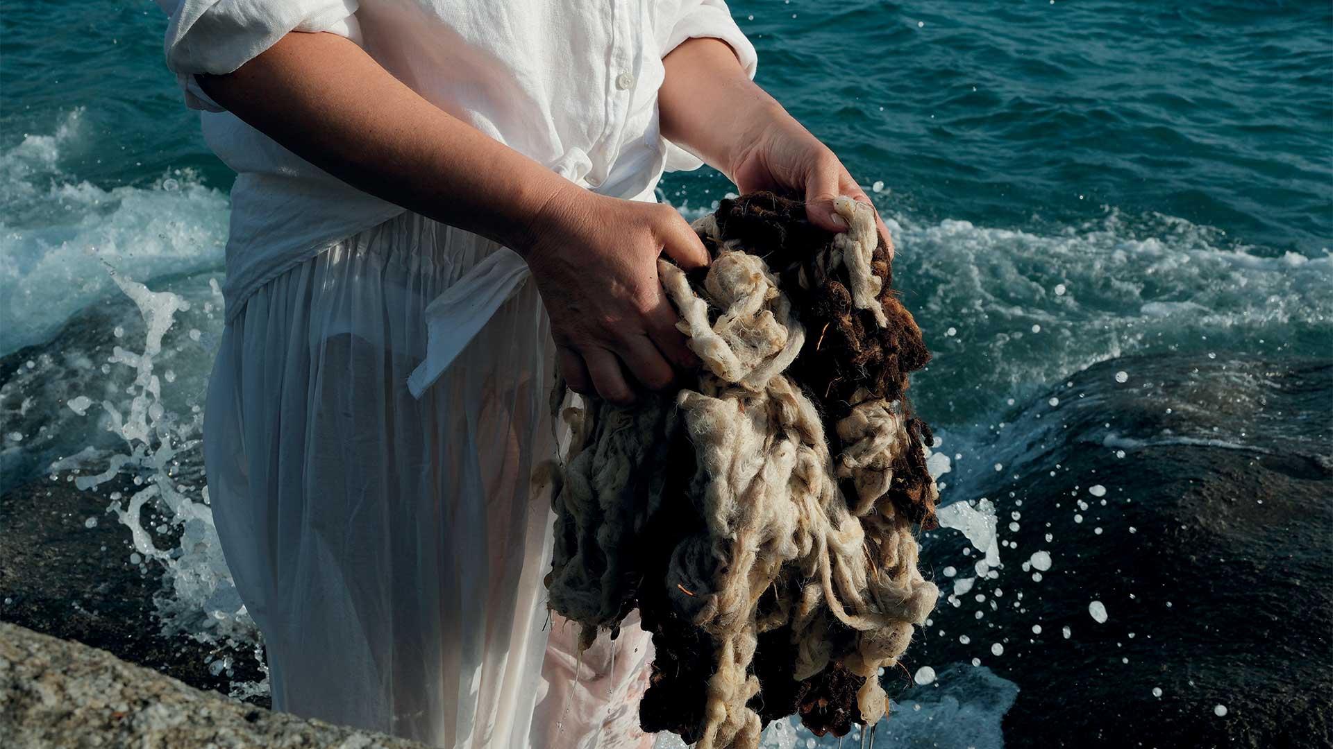 Η αυτοδίδακτη υφάντρα της Μυκόνου που εκτρέφει μεταξοσκώληκες-5