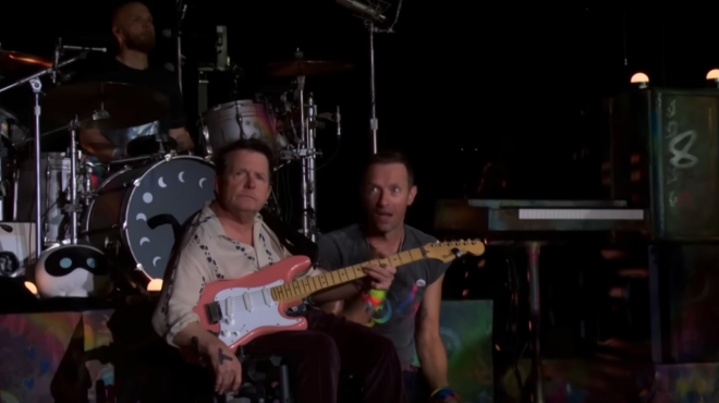 ο-μάικλ-τζέι-φοξ-έπαιξε-κιθάρα-σε-συναυ-563104270