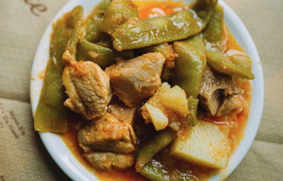 χοιρινό-με-φασολάκια-563111656