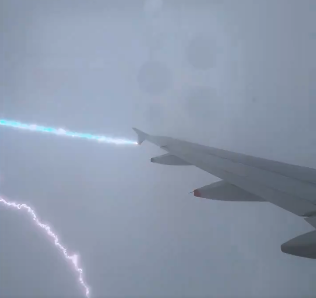 βρετανία-κεραυνός-χτύπησε-αεροπλάνο-563115805