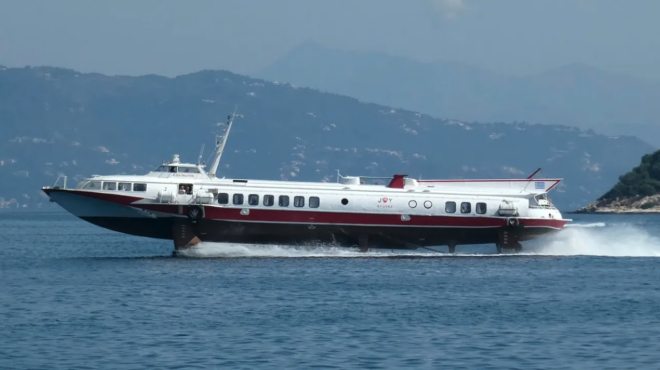 μηχανική-βλάβη-σε-επιβατικό-σκάφος-ε-563137234